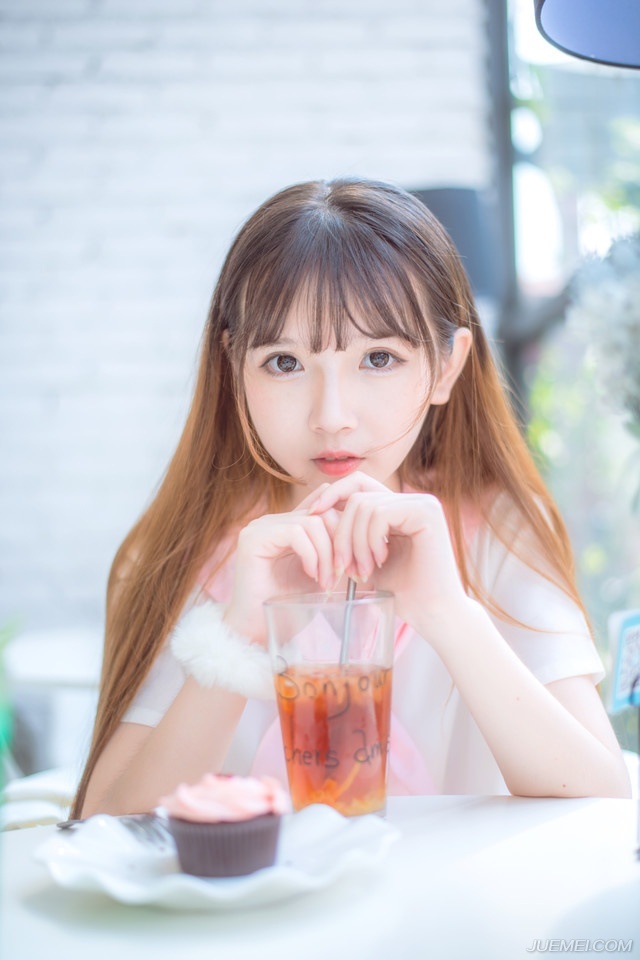 我以前可笨了，遇到女生都会脸红的，不过见到你之后，我竟然去学了满满的情话套路。
